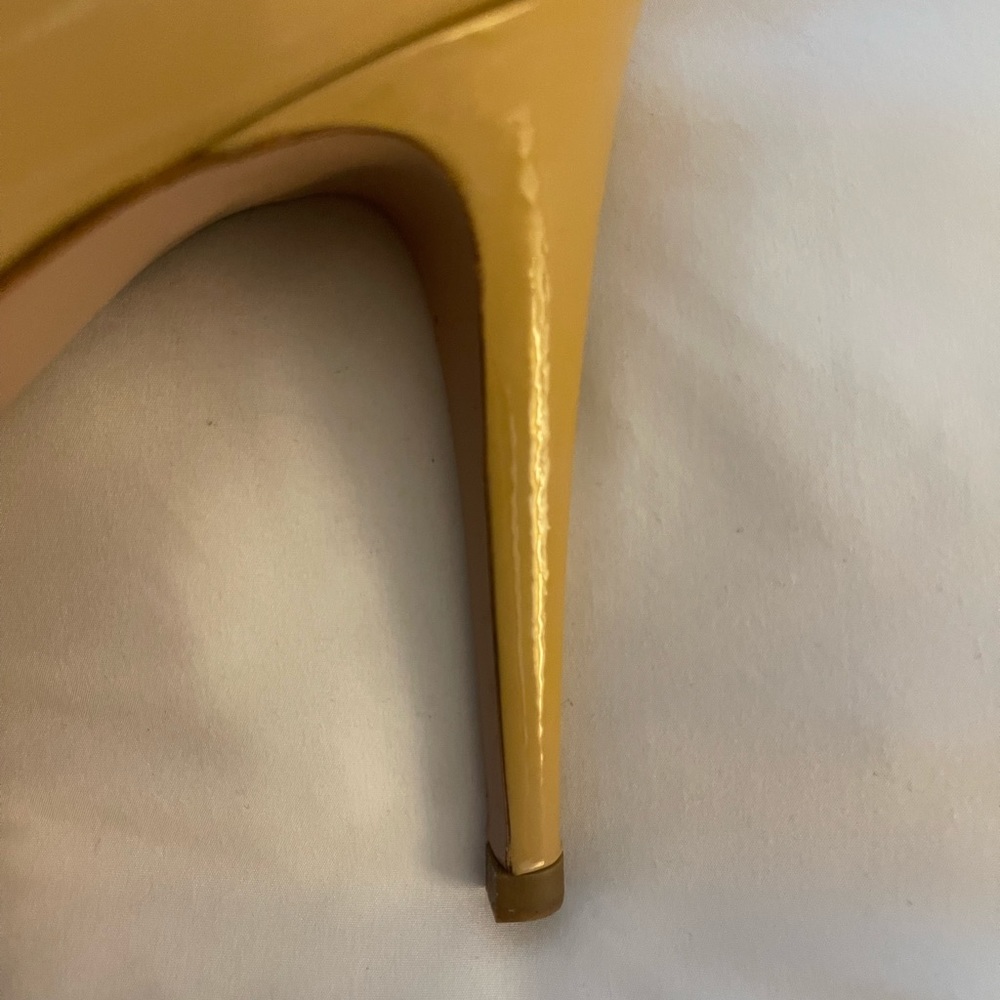 Prada 38.5 patent pumps with slight platform. Hardly worn! - Picture 5 of 8